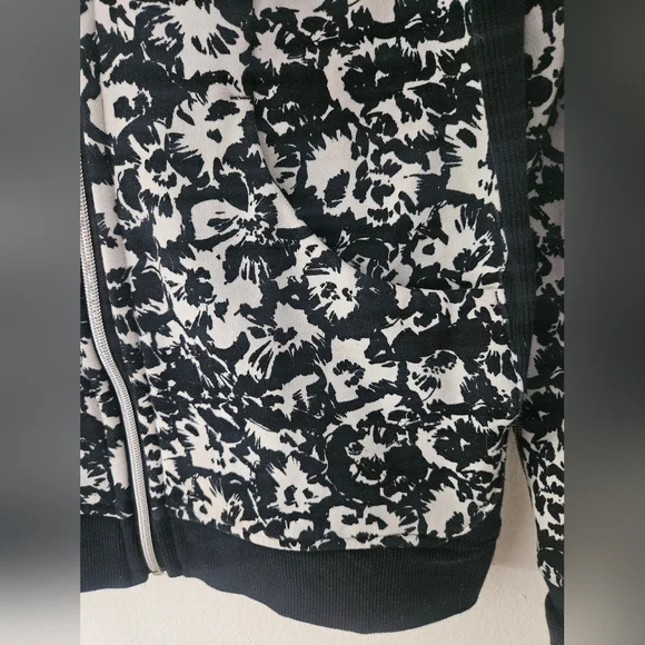 Lululemon Scuba Hoodie size 10 - Picture 6 of 8